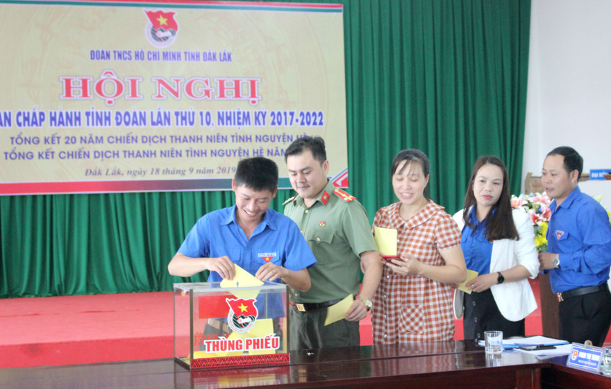 Các đại biểu bỏ phiếu bầu chức danh Bí thư Tỉnh Đoàn mới.