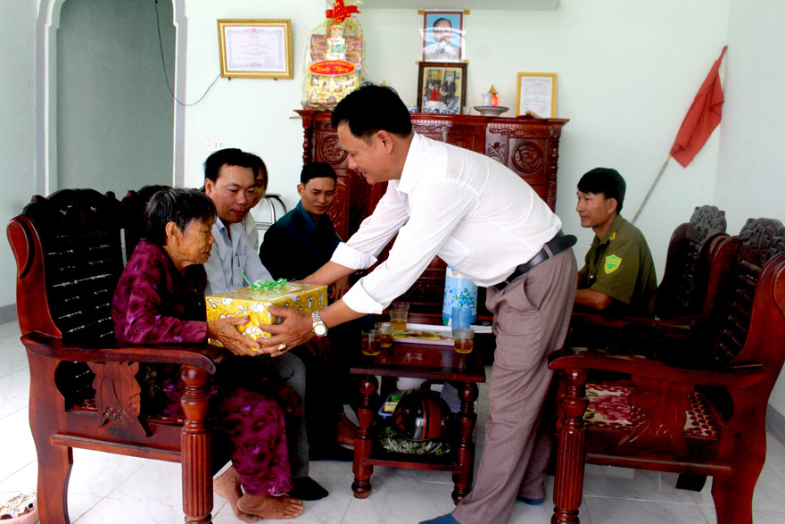 Tặng quà cho Mẹ Việt Nam Anh hùng.