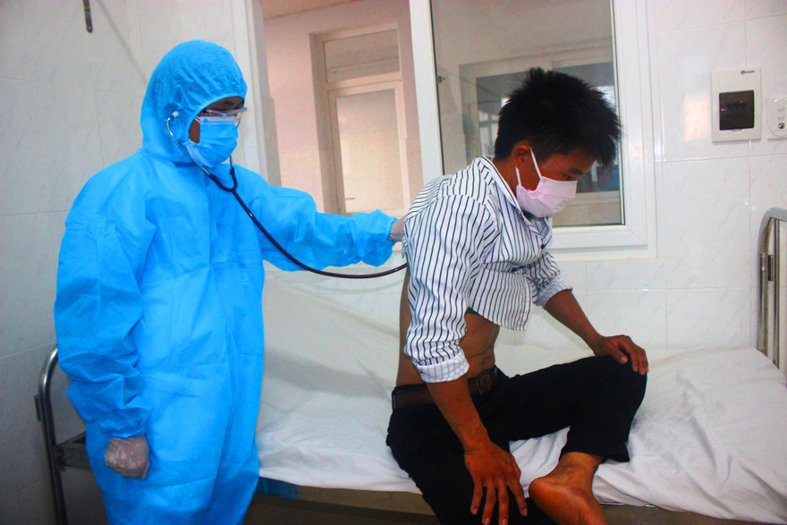 Thăm khám bệnh nhân dương tính với bạch hầu