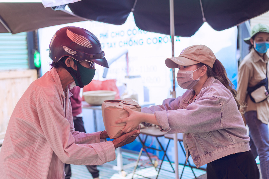 Trao túi gạo cho người khó khăn