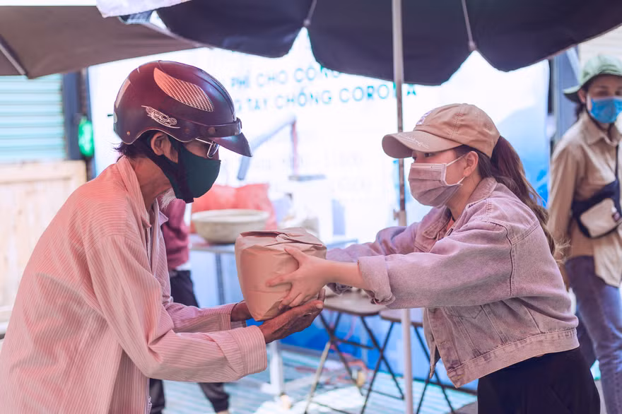 Trao túi gạo cho người khó khăn