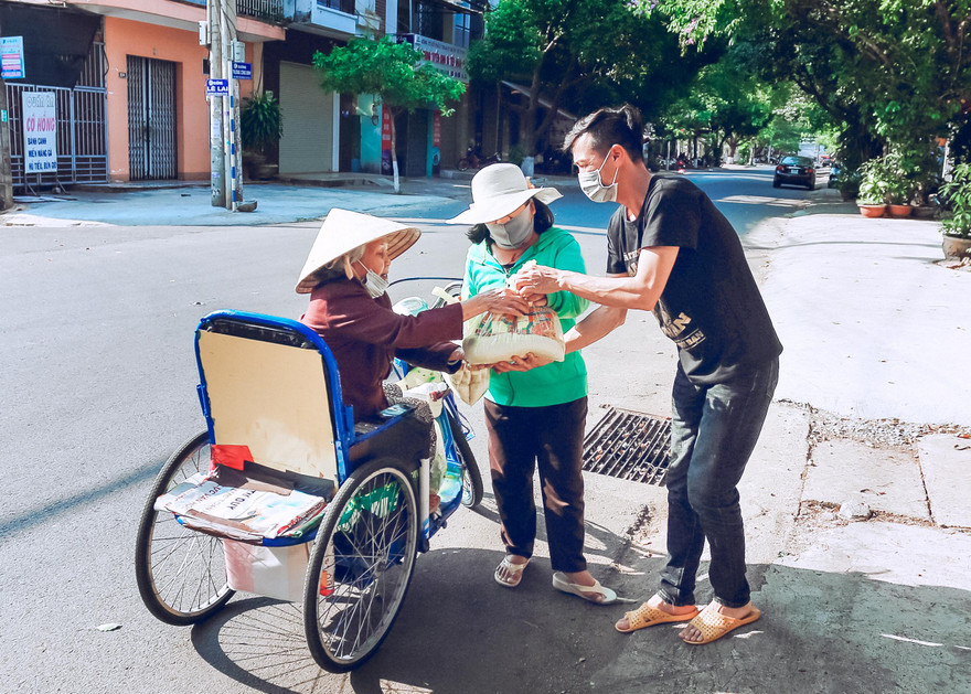 Tặng gạo, nhu yếu phẩm cho người khó khăn