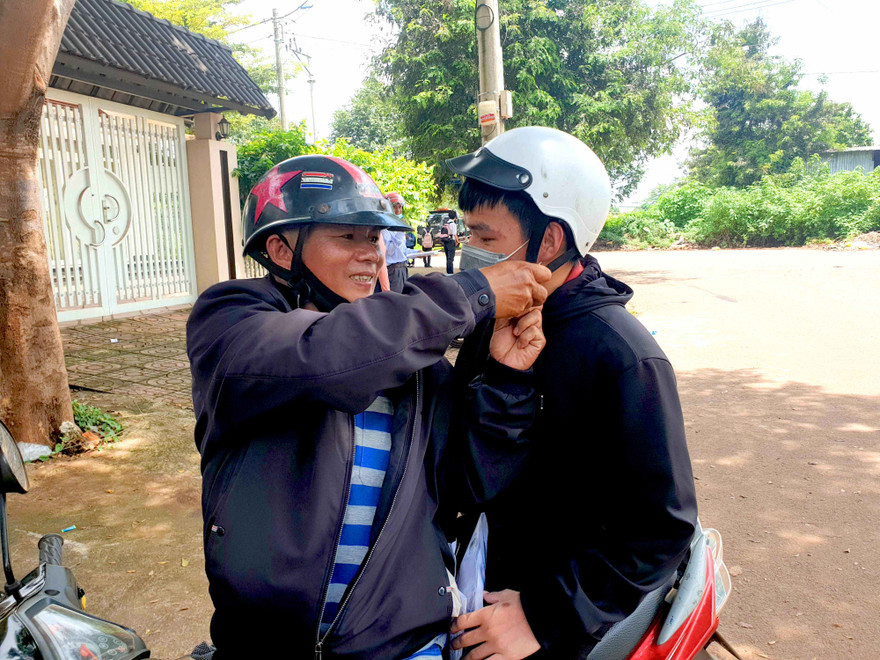 Anh Khánh động viên con đi thi