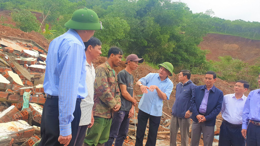 Bí thư Cường (đội mũ xanh, bên phải) thăm hỏi các hộ dân bị sập nhà