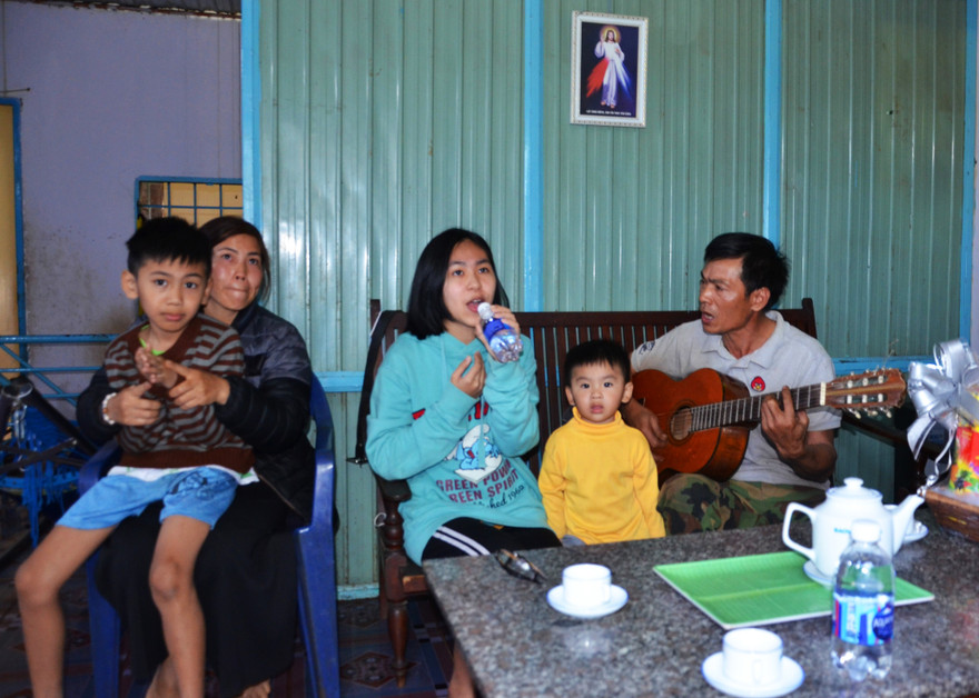 Quỳnh cầm chai thay micro, hát tặng đoàn đến thăm