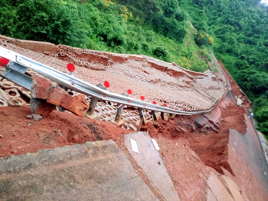 Một đoạn đường ở Đắk Nông vừa bị sạt lở ngày 18/10