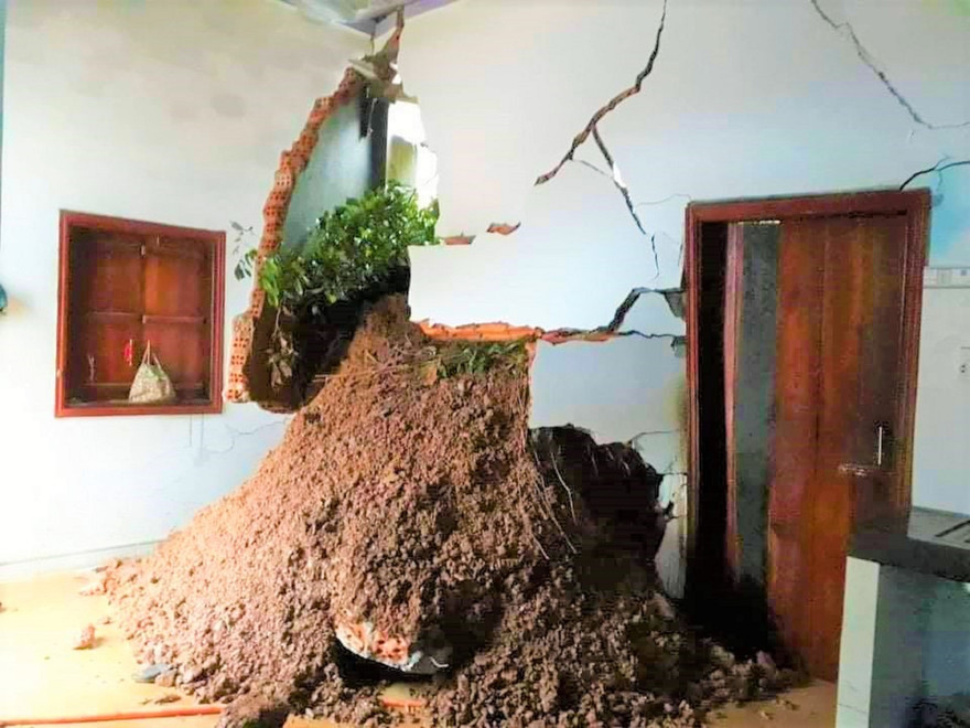 Đất đổ vào nhà hộ dân thôn 2, xã Hòa Phong (huyện Krông Bông). Ảnh:CTV