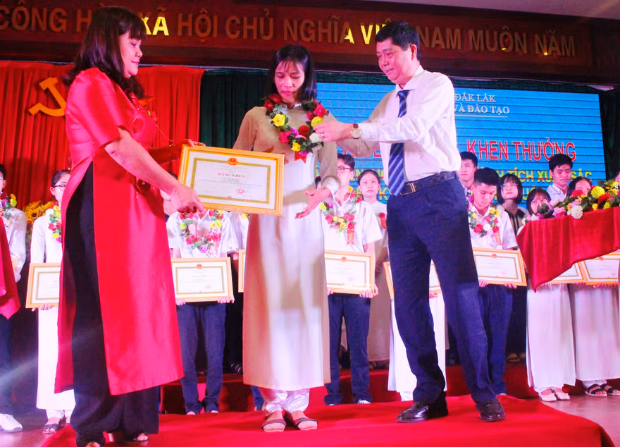 Phó Chủ tịch UBND tỉnh, Giám đốc Sở GD&ĐT tặng Bằng khen cho học sinh