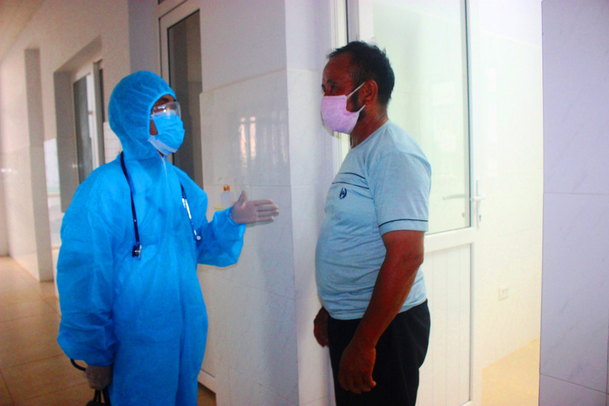 Bác sĩ trao đổi với người nhà bệnh nhân