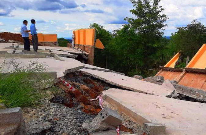 Hiện trường công trình bị sập sau mưa