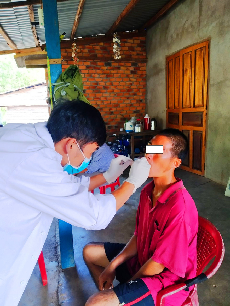 Lấy mẫu bệnh phẩm những người tiếp xúc với các ca dương tính bạch hầu.