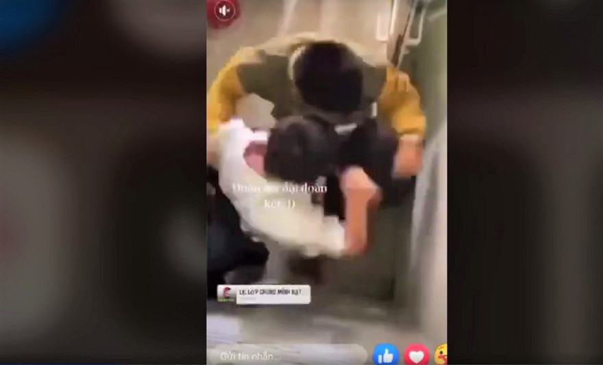 Nhiều học sinh lao vào đanh nam sinh cùng trường. Ảnh cắt từ clip