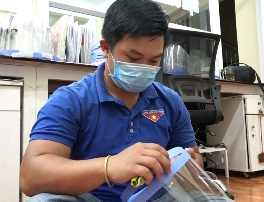 Đoàn thanh niên Phường Thống Nhất làm món ngăn giọt bắn phòng chống dịch