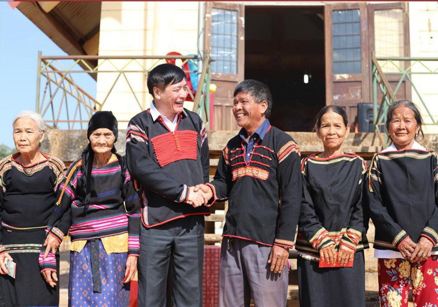 Bí thư Tỉnh ủy Bùi Văn Cường trò chuyện với người dân