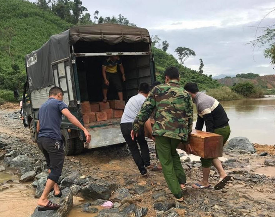 Công an huyện M'đrắk đưa gỗ về trụ sở, tiếp tục điều tra làm rõ