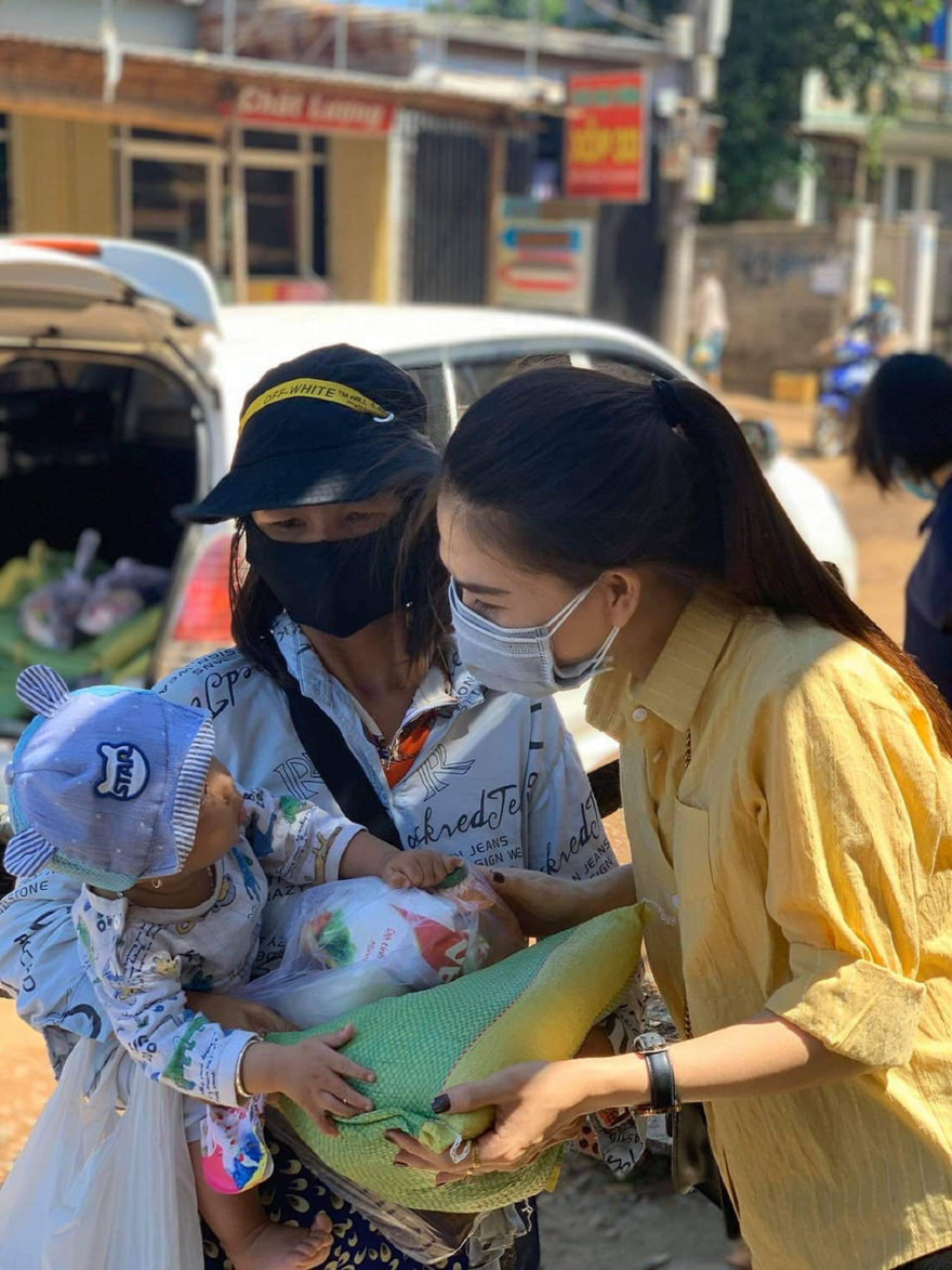 Trao quà tặng tay người khó khăn