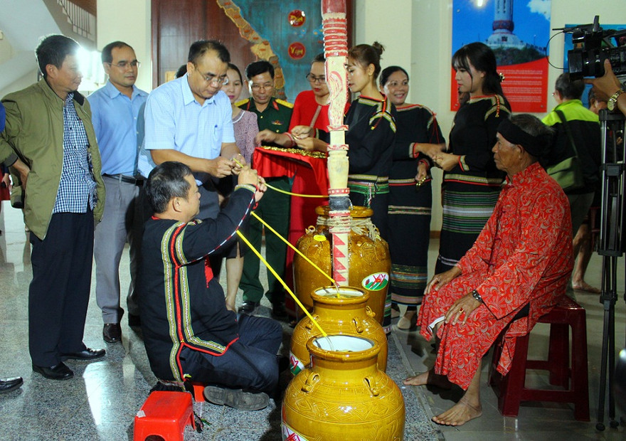 Ché có mặt trong lễ cúng sức khỏe.