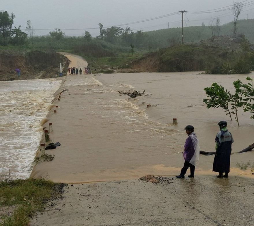 Lực lượng thanh niên tham gia chốt chặn tại khu vực ngập úng