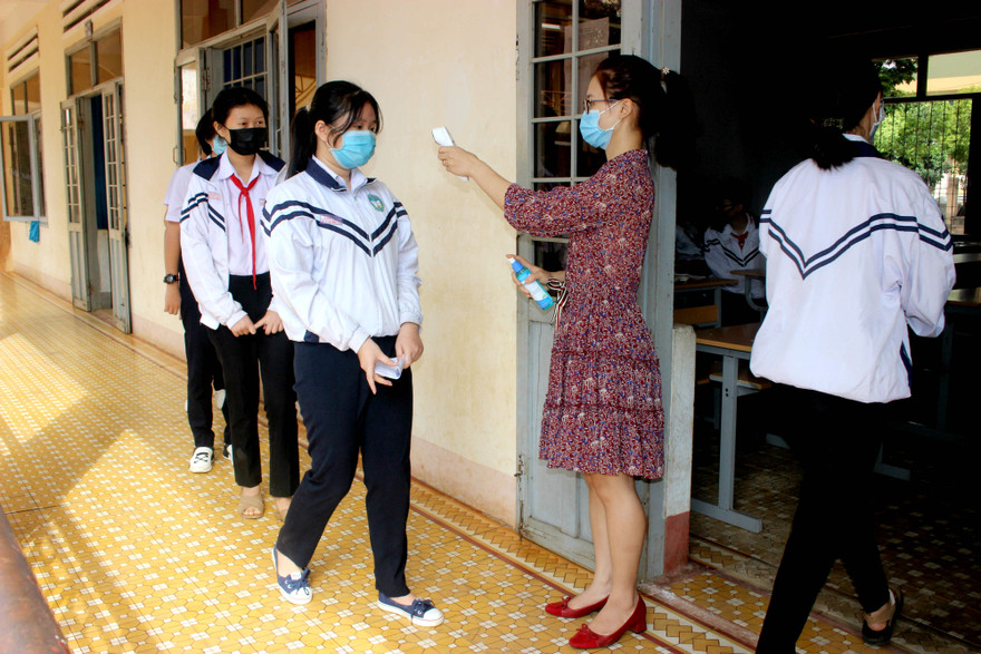 Đo thân nhiệt, sát khuẩn tay trước khi vào lớp