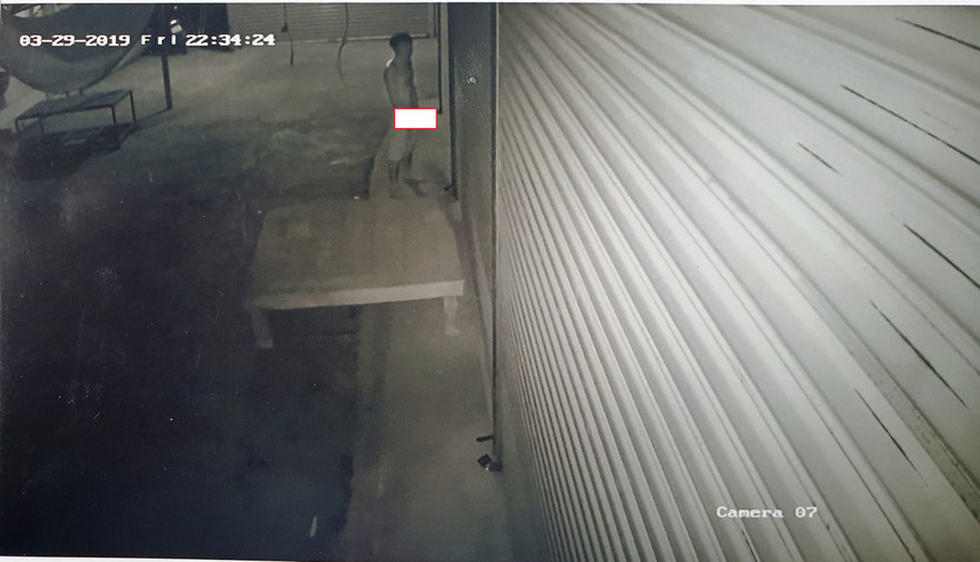 Ông Hán tiểu tiện vào cửa hàng của dân