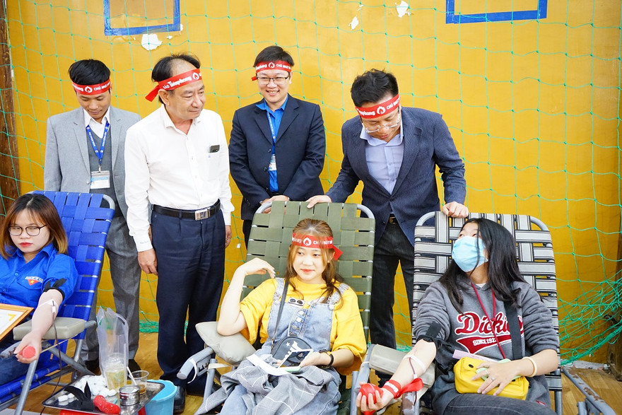 Lãnh đạo Trường ĐHTN, đại diện Báo Tiền Phong động viên tình nguyện viên hiến máu