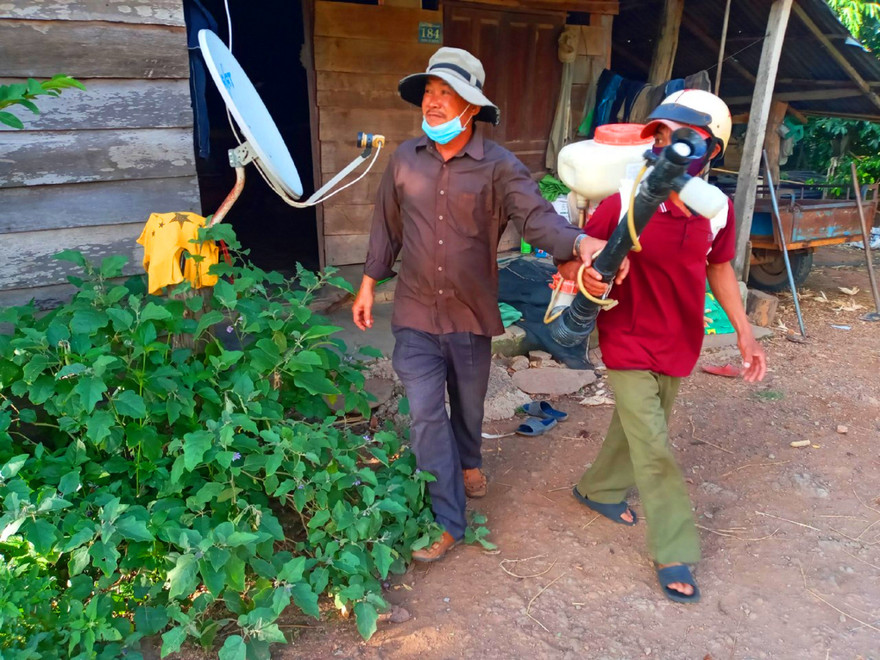 Phun thuốc khử khuẩn khu vực có bệnh nhân mắc viêm não Nhật Bản 