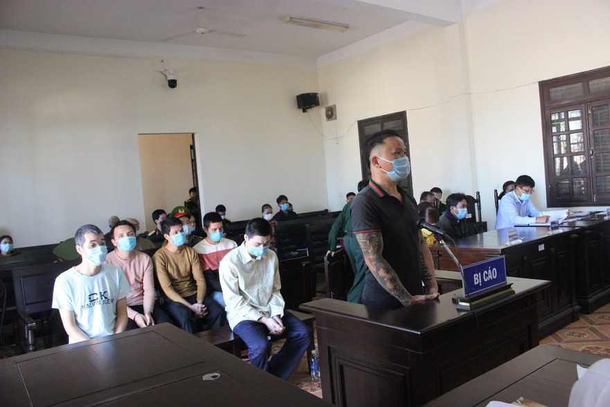 Bị cáo Bình và các đồng phạm trước tòa