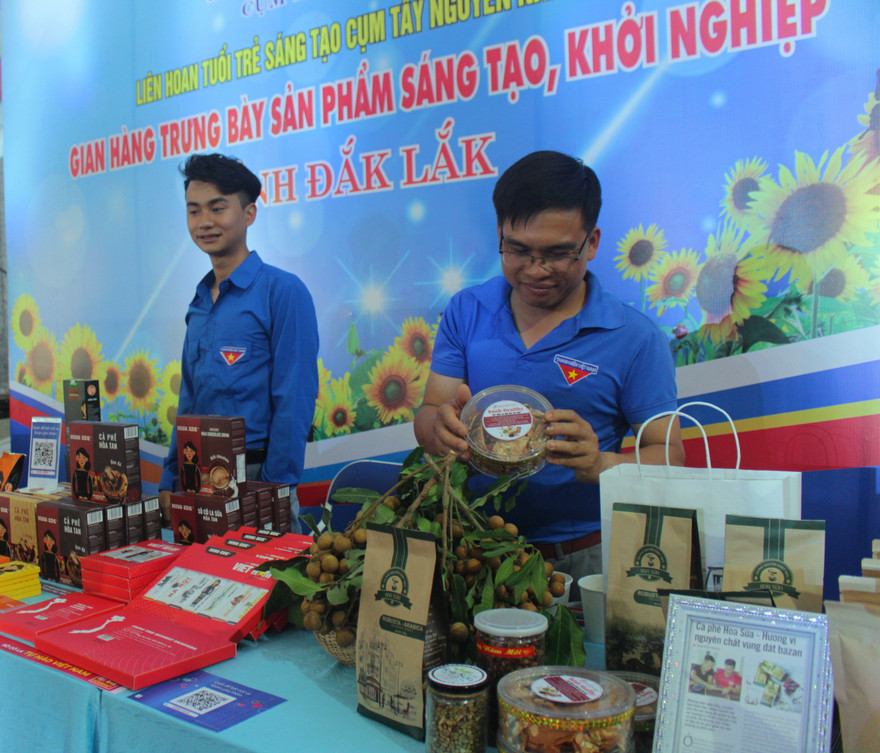 Gian hàng trừng bày sản phẩm khởi nghiệp của thanh niên