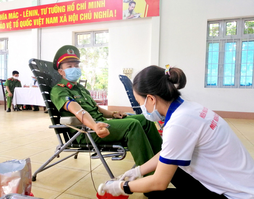 Một chiến sĩ công an tham gia hiến máu