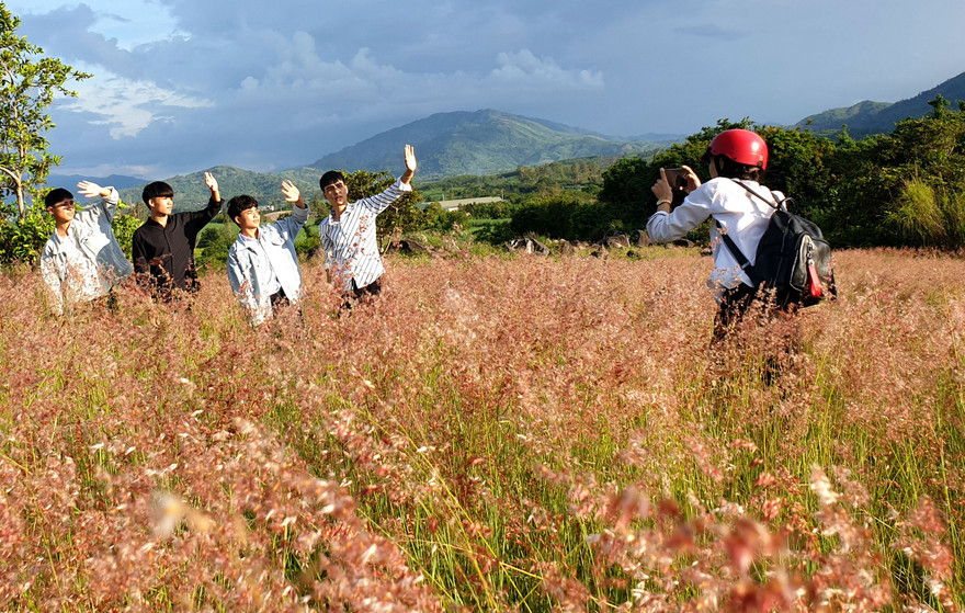 Những chàng trai lập hội check in.
