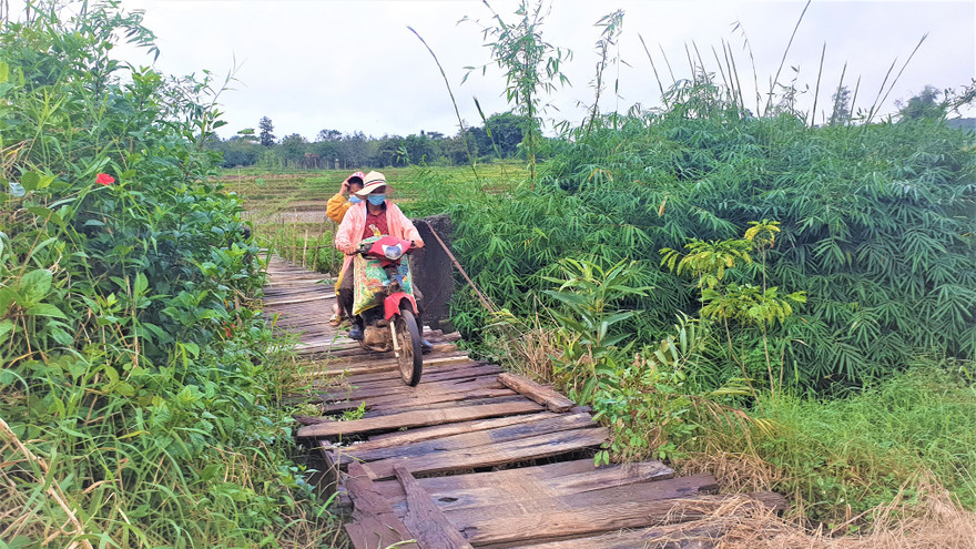 Một cầu tạm bắt qua sông Krông Năng xuống cấp