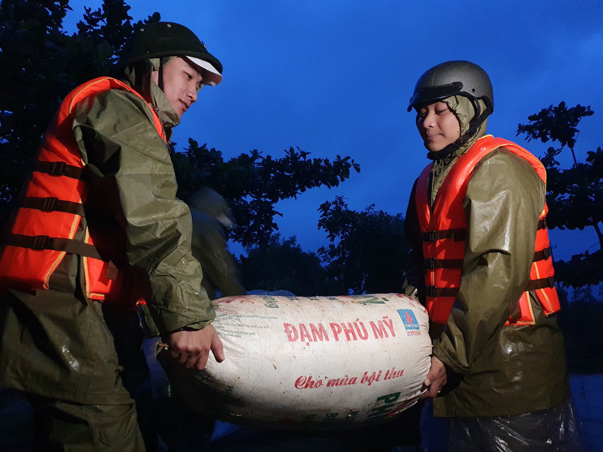 Đưa nông sản của dân đến nơi trú tránh