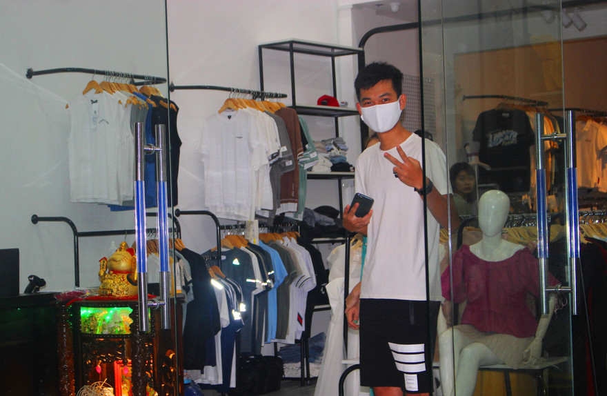 Một người dân bày tỏ niềm vui khi có lệnh gỡ bỏ phong tỏa