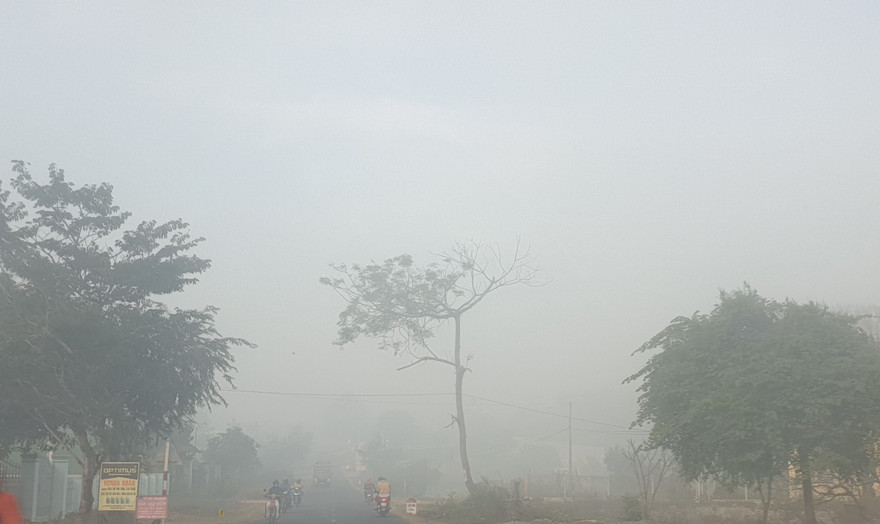 Sương mù dày đặc khiến tầm nhìn của người đi đường bị hạn chế