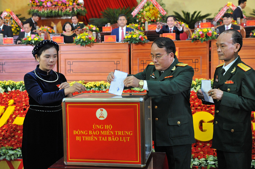 Các đại biểu quyên góp ủng hộ đồng bào bị ảnh hưởng do bão lũ