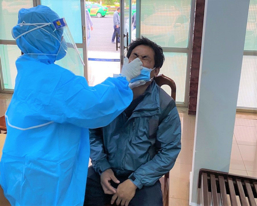 Lấy mẫu xét nghiệm nhân viên sân bay Buôn Ma Thuột