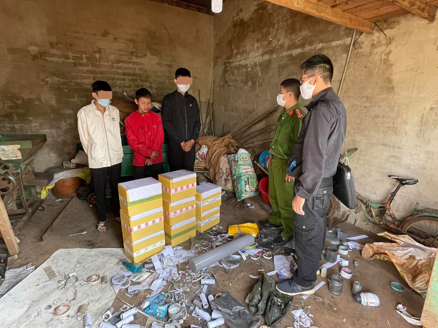 Hoàng lôi kéo 2 nam sinh lớp 9 tham gia sản xuất pháo nổ. Ảnh: Anh Minh