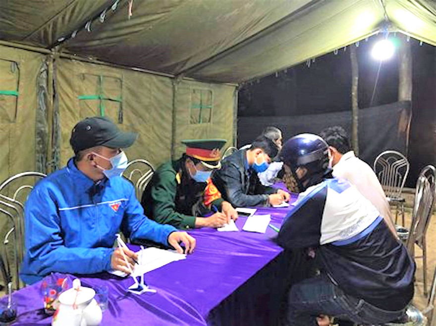 Đoàn viên thanh niên Gia Lai, hỗ trợ người dân tại chốt kiểm soát dịch