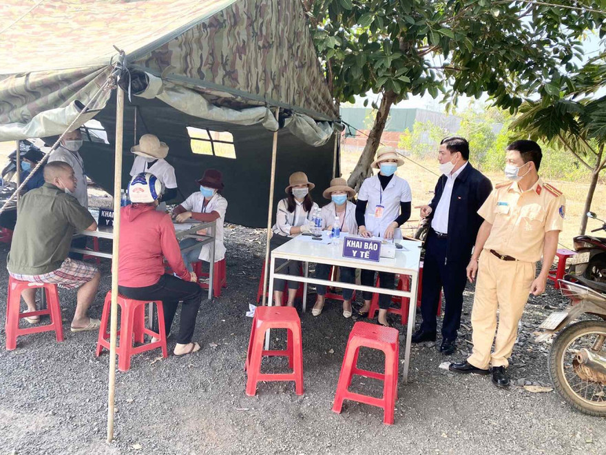 Bí thư Tỉnh ủy Bùi Văn Cường, kiểm tra chốt kiểm dịch tại huyện Ea H'leo