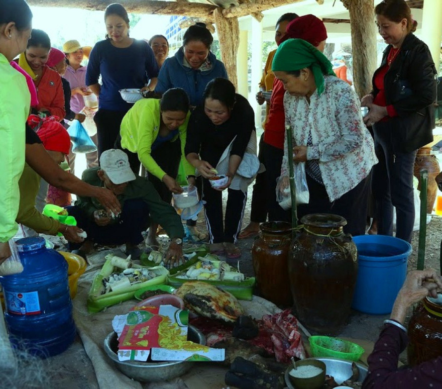 Bà con người Gia Rai chuẩn bị lễ vật cúng thần buôn