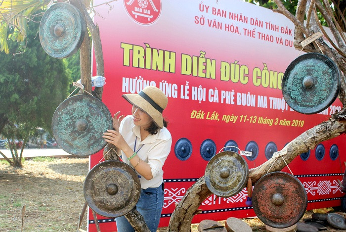 Du khách thích thú chụp ảnh cùng cồng chiêng