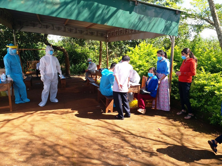 Khám sàng lọc cho học sinh trường tiểu học P.Đ.P, xã Đắk Wer, huyện Đắk R'lấp