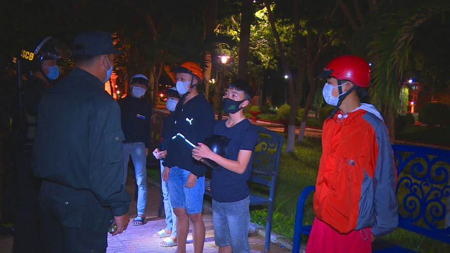 Cảnh sát cơ động nhắc nhở thanh niên không tập trung đông người