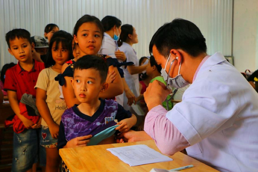 Khám sàng lọc bệnh bạch hầu cho trẻ Đắk Nông