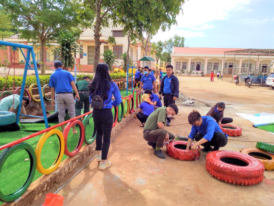 Các đoàn viên, thanh niên làm sân chơi thiếu nhi