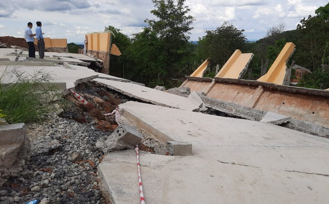 sân đa năng, tường bê tông bị đổ sập - Ảnh: Zing