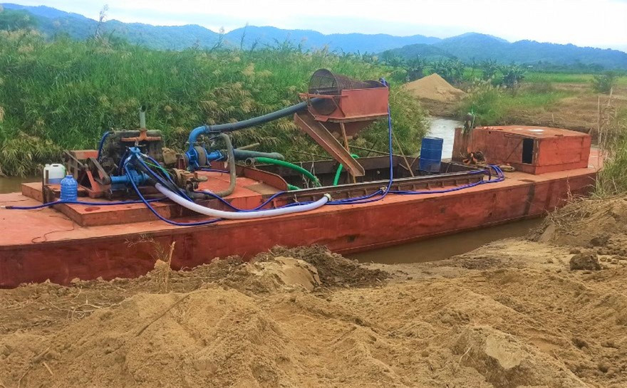 Tàu khai thác cát trên suối Đắk Rí
