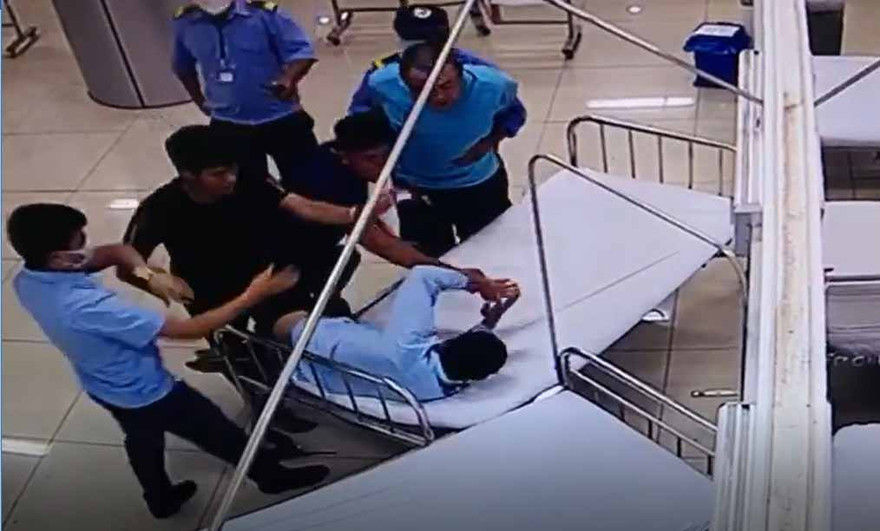 Nhóm thanh niên hành hung bảo vệ bệnh viện. Ảnh cắt từ clip