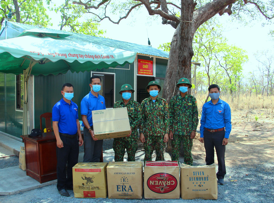 Các đơn vị thăm, động viên các bộ chiến sỹ tại chốt kiểm dịch COVID -19