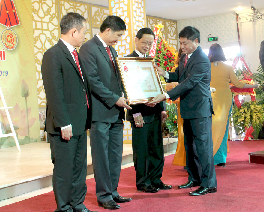 Sở GD&ĐT Đắk Lắk đón nhận Huân chương Lao động hạng Nhì.